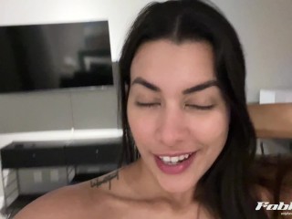 Chica Caliente con Cuerpo Perfecto Masturbándose y Escupiendo
