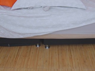 mi HERMANASTRO me descubre mientras me masturbo con su almohada
