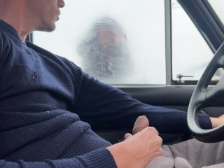 Незнакомка подрочила мне через окно машины на парковке