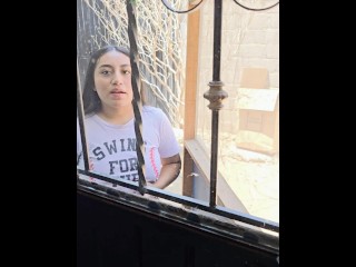 El condón me estorba mejor me lo quito, dame una descarga de semen y después me compras la pastilla