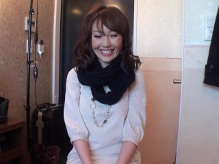 Emiri always fantasizes about getting a creampie, so she invites a horny stranger in her room.