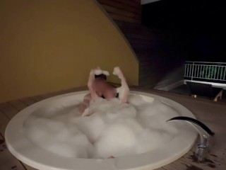 【個人撮影】温泉旅行♨️夜の露天風呂のバブルバスでまったり♡気付くとイチャイチャしていた素人カップルの日常動画♡／Japanese amateur hentai ／日本人／パイパン／色白／美少女