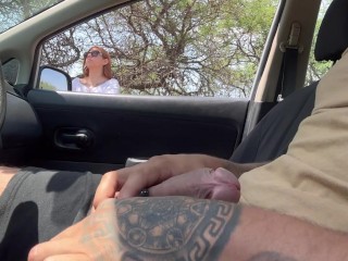 MOSTRANDO EL PENE EN LA CALLE A DESCONOCIDA