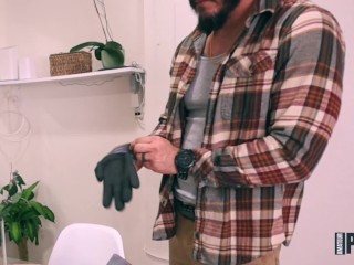 I seduced the electrician so he fucked me in the ass