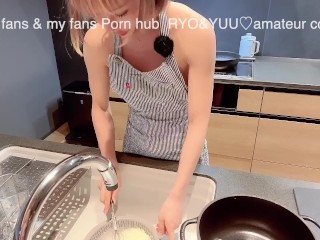 料理してる彼女を脱がせてキッチンSEX♡裸エプロンで嫌がりながらもイキまくる！素人/カップル/人妻/若妻/顔出し/ハメ撮り/スタイル抜群/美女/色白美乳/英語字幕