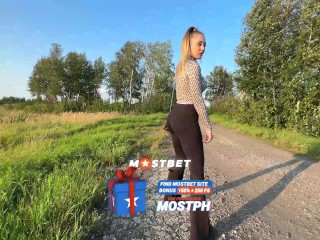 Hot bitch hitchhikes in tight leggings, shows tits and ass and pays for the ride with sex