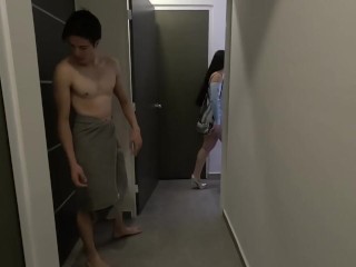 GIGOLO CONSIGUE DOS ZORRAS Y LAS FOLLA  AL MISMO TIEMPO