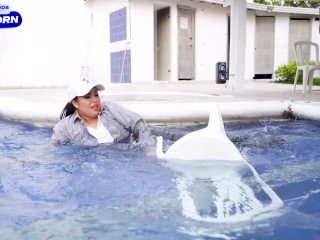 My boss helps me out of the pool and convinces me to fuck him! Laluceroficial