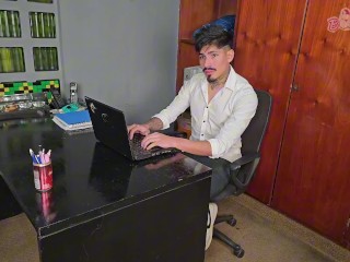 Convenzo a mi jefe de mantener el puesto entregando el culo. BOOTYWHITE x Roma Ricci