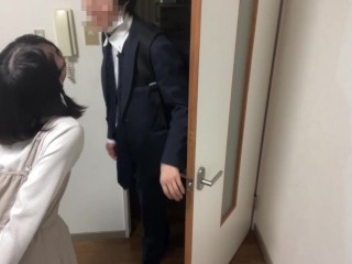 彼氏のチンポが待ちきれない清楚な彼女は仕事帰りの彼氏のチンポを即尺する。最後はもちろん中出し