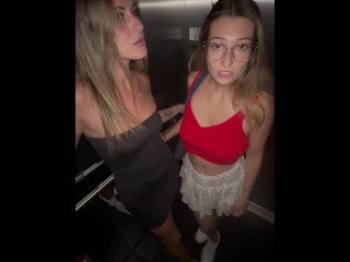 Threesome in ascensore nel centro commerciale