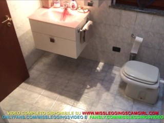 CULT VIDEO (2019)  - MILF TROIA A CASA SOLA SCOPA L'IDRAULICO