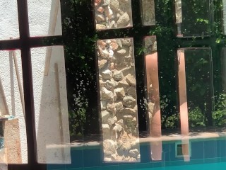 Mis vecinas cachondas se están duchando en el patio. Debo ir allí para verlo de cerca