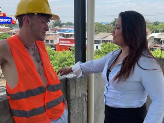 Milf Linda Clauss Cachonda se folla al obrero en la construcción mientras esta sola en casa