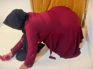 Hot Aunty Stuck Under Bed & Undress Her Big Ass When She Try To Act of Maid in Arab Hotel By Clean