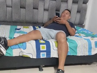 ME ACUESTO EN MI CAMA Y ENTRA MI HERMANASTRA Y ME LA FOLLOLLO BIEN RICO
