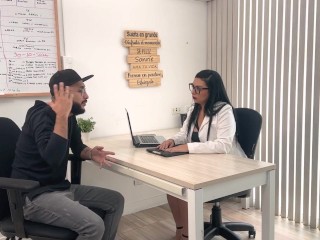 Secretaria cachonda seduce a chico en entrevista de trabajo y termina follada en la oficina