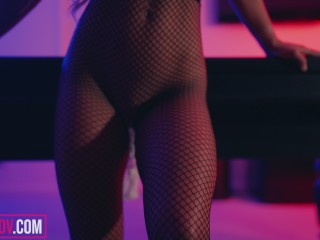 Blonde Fitness Model Gets Her Pussy Filled With Cum