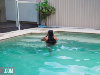 Horny Brunette Coco Bae Blowjob In The Pool