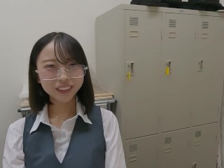 美人メガネお姉さんOLの会社に押しかけて... ①　受付嬢の業務中なのにキス、乳首舐め、生ちんこをお尻にグリグリしてから、生フェラ、最後はごっくん！