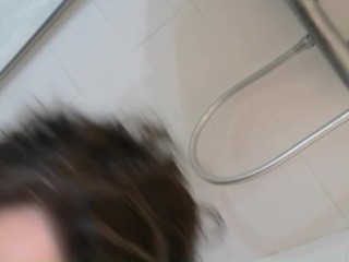 DOUCHE DOREE - 1ere fois de Lena Fire - beaucoup de pipi, il m'a dit de boire