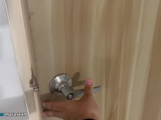 Hermanastra me consigue viendo PORNO y pide que le Rompa el CULO