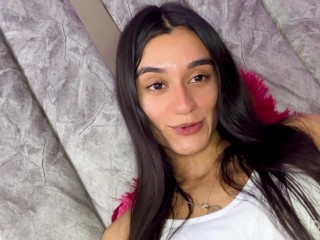 La tanga blanca me empieza a estorbar, ven chupa mi vagina por favor