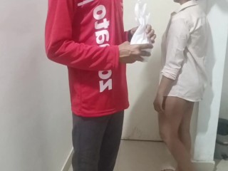Desi College Girl Seduced & Fucked By Delivery Boy Mere pass chut hai Paisa nahi hai wahin par pela