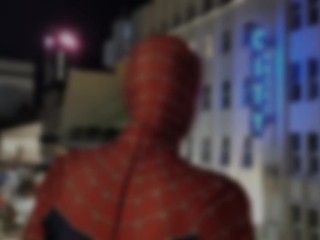 Spiderman rescata a una chica y la termina consolando con sexo duro