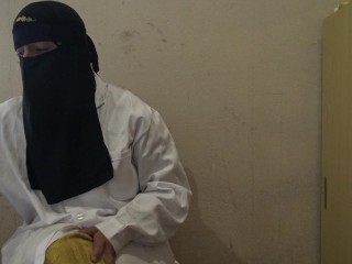 طبيبة تلمس قضيب مريضها