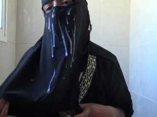 une beurette marocaine de Marseille laisse un homme éjaculer son sperme sur tout son hijab